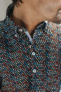 camisa estampada de hombre puntos