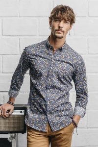 camisa estampada hombre flores color