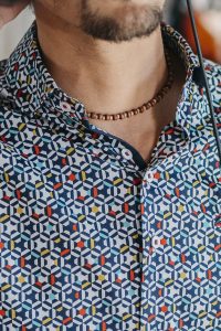 camisa estampada hombre hexagonos colores