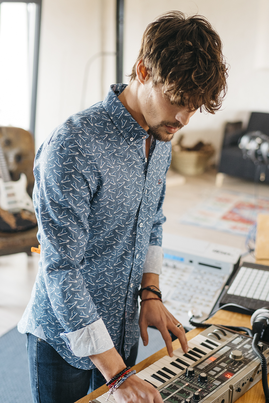 camisa estampada hombre zapatillas