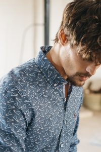 camisa hombre estampada zapatillas basket