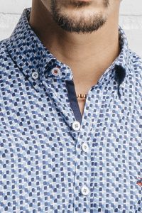 camisa estampada de hombre azul