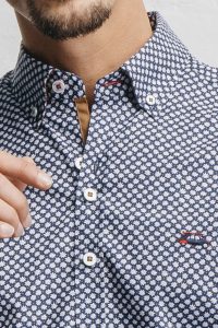 camisa estampada hombre azul flor camomila