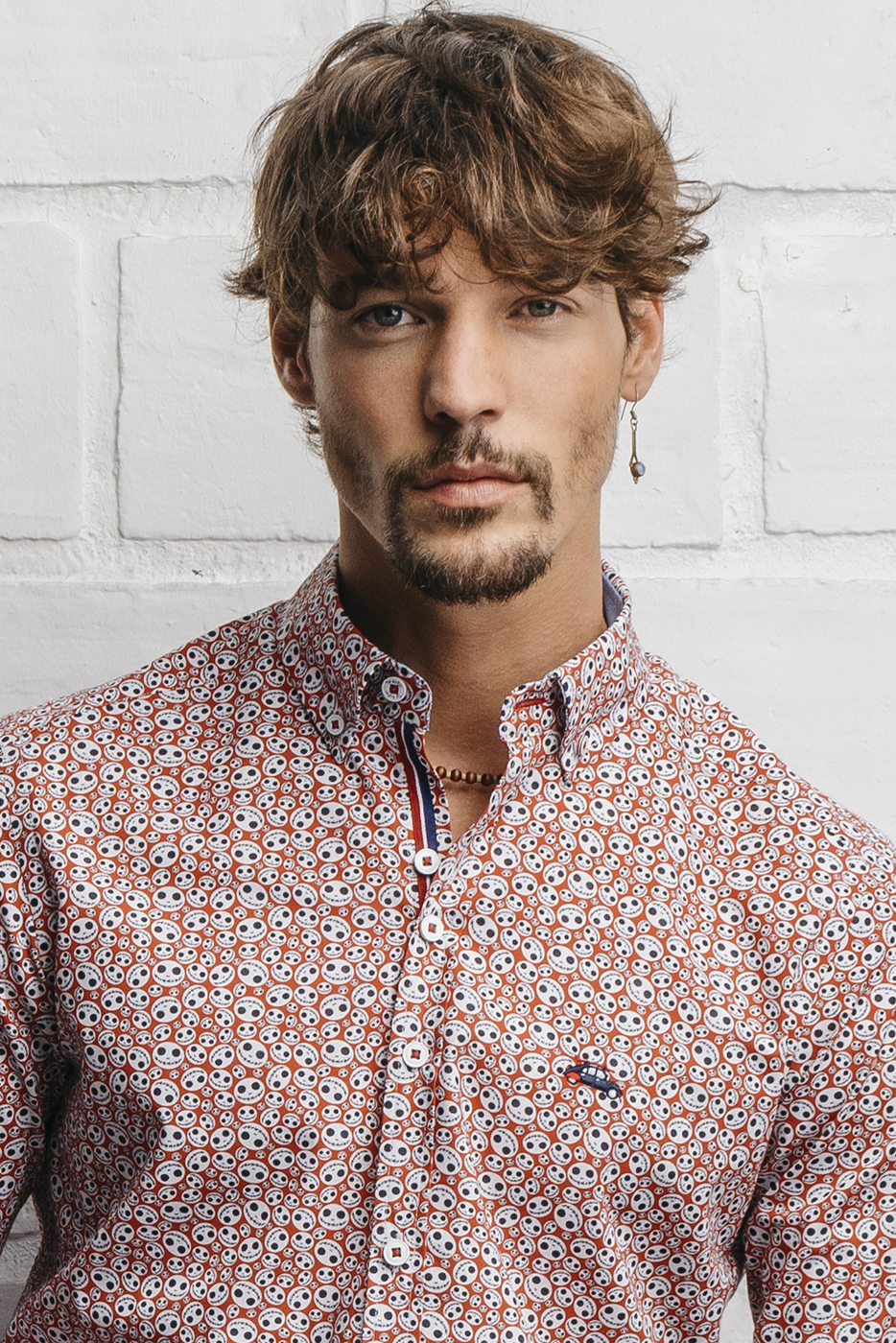 camisa estampada hombre caras sonrientes