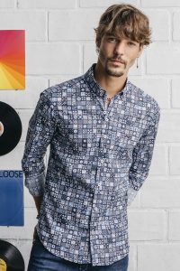 camisa estampada hombre cenefa