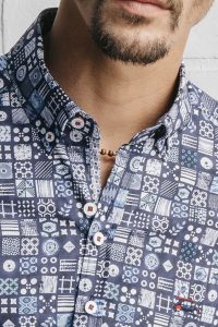 camisa estampada hombre de cenefas