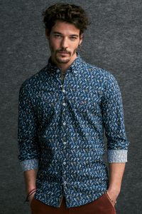 camisa estampada hombre interrogante