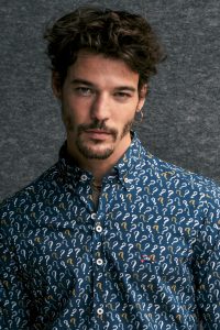 camisa estampada hombre interrogantes