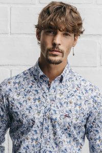 camisa estampada hombre letras colores