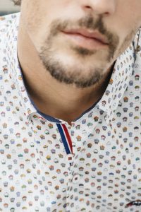 camisa hombre estampada cupcakes