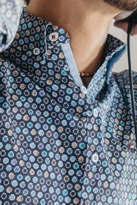 camisa azul estampada de hombre