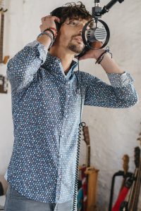 camisa azul estampada hombre