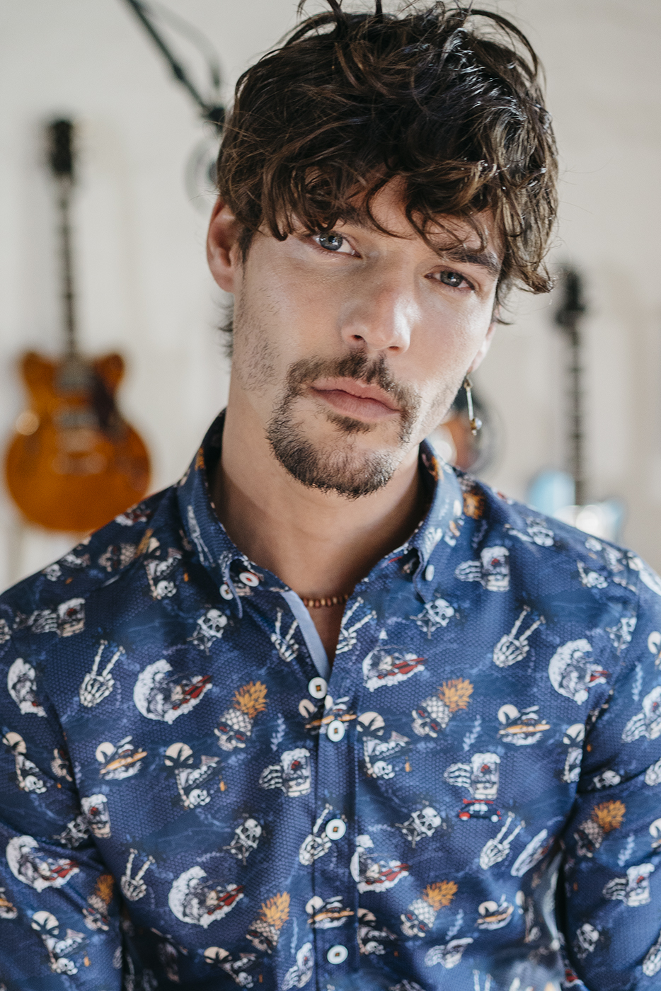 camisa azul estampada hombre de esqueletos