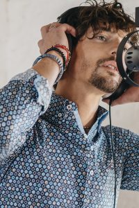 camisa azul estampada para hombre