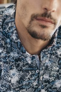 camisa estampada de hombre caligrafia