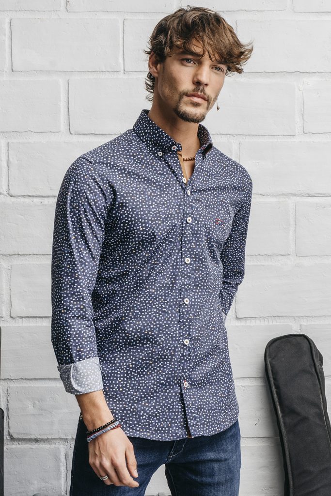 camisa estampada hombre azul conchas