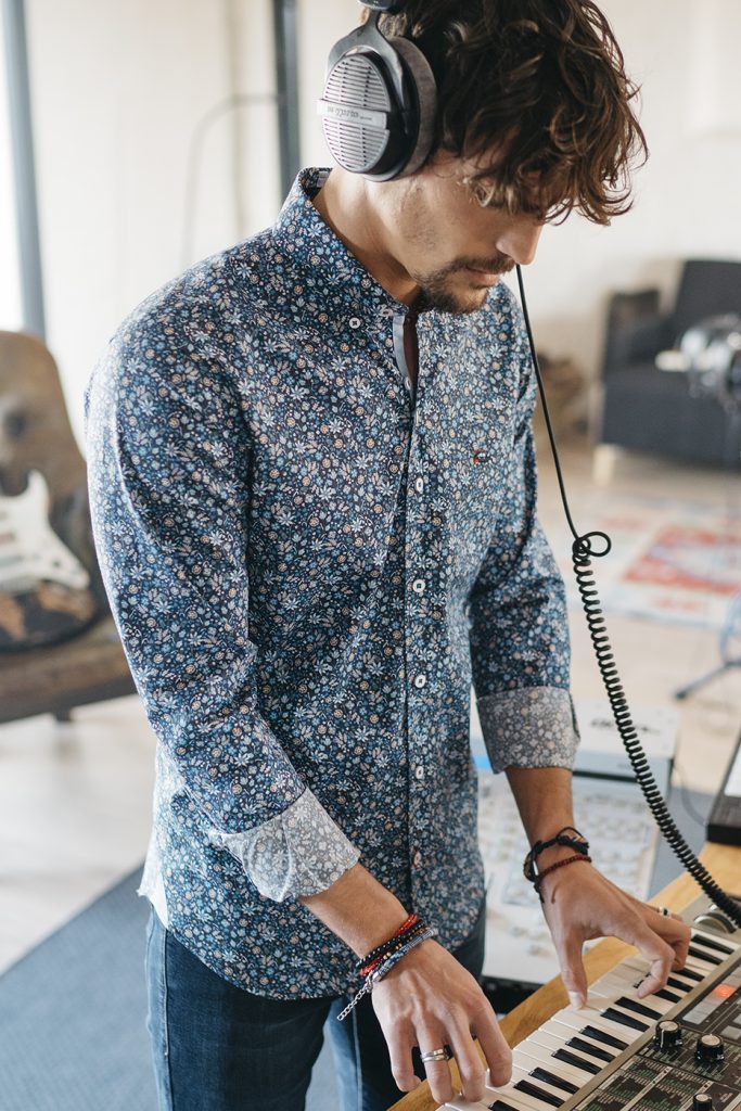 camisa estampado floral hombre azul