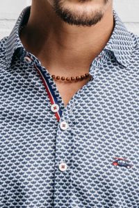 camisa-azul-estampada-hombre