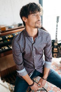 camisa-de-puntitos-para-hombre