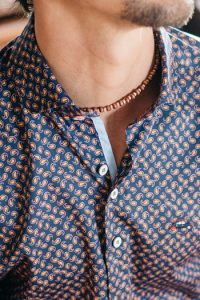 camisa-estampada-hombre-puntitos