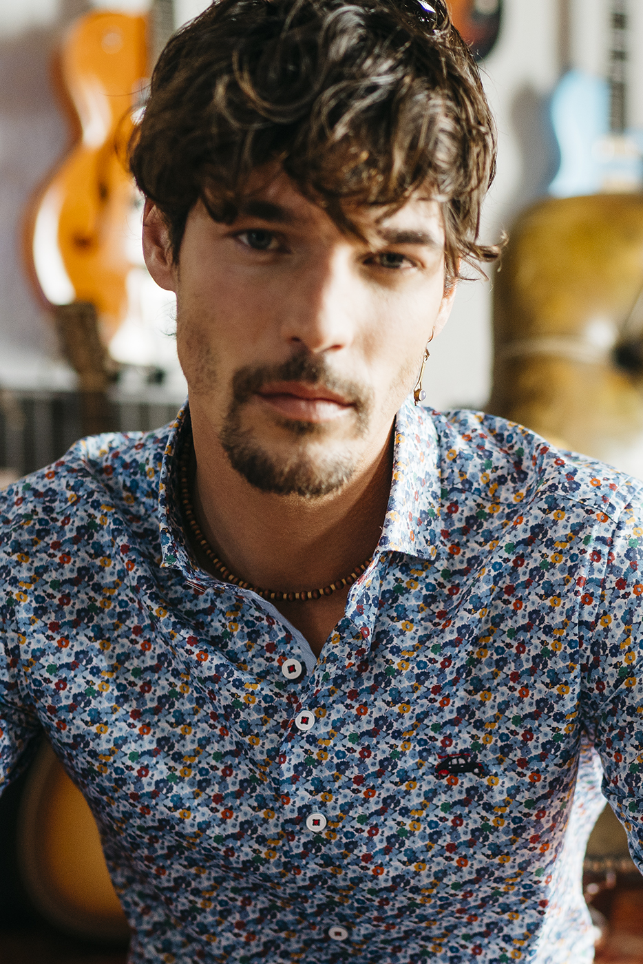 camisa hombre con estampado floral