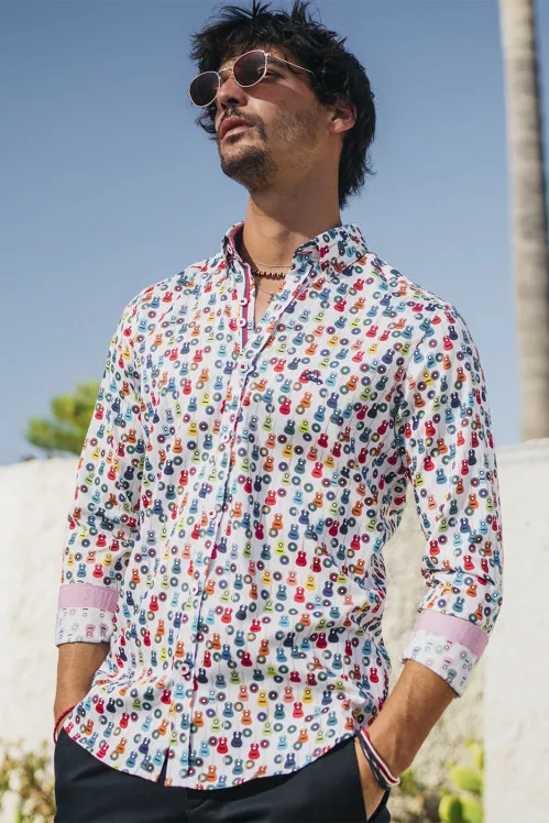 Camisa estampada de guitarras y discos