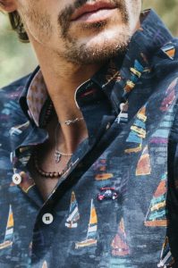 Camisa azul estampada hombre barcos multicolor