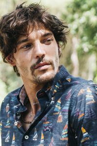 Camisa azul estampada hombre regata