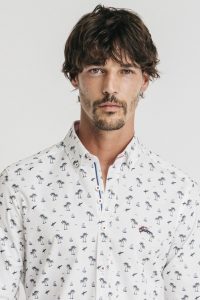 camisa estampada hombre blanca palmeras surf