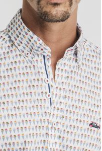 camisa estampada hombre manga corta de cucuruchos