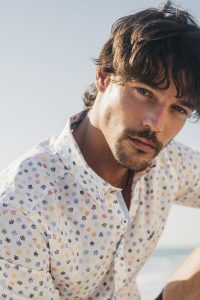 camisa estampada hombre margaritas