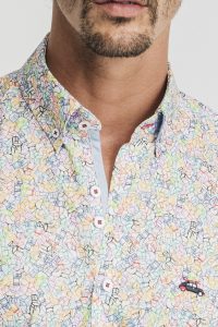 camisa estampada de sillas