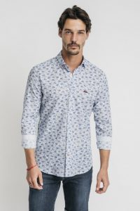 camisa-con-estampado-palmeras