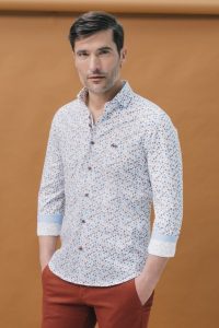 camisa hombre de flores estampada