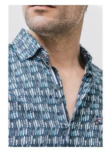 cuello camisa de hombre con tablas de surf