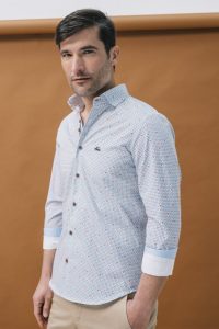 camisa-con-flores-estampadas-hombre