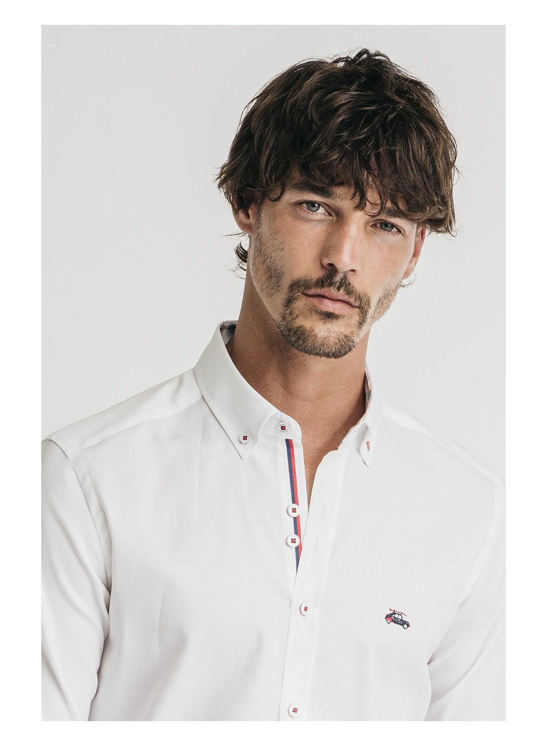 camisa-blanca-de-hombre-con-coderas