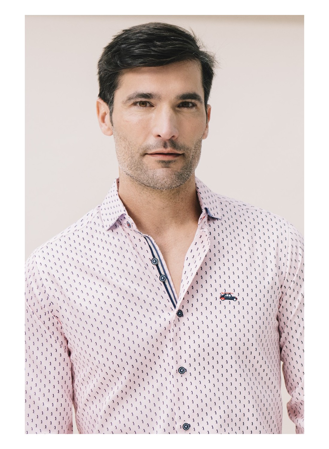 camisa rosa de hombre con jugador de golf