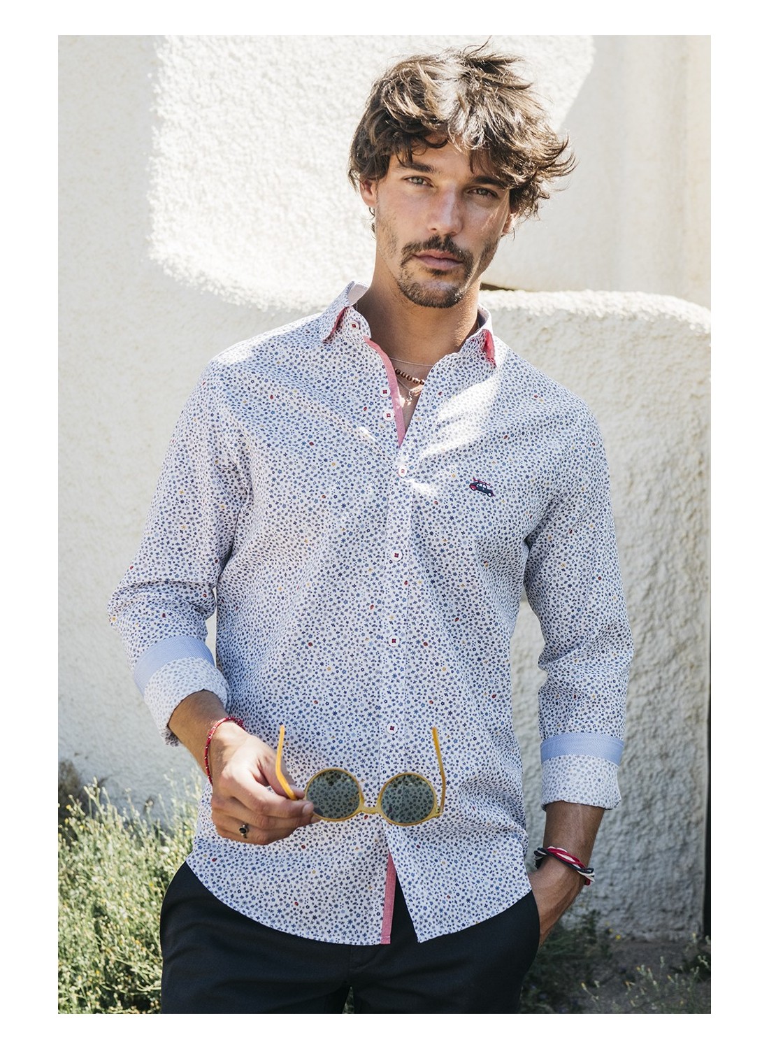 camisa-hombre-estampada-flores-y-mariquitas