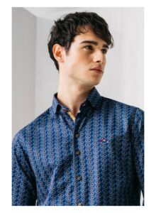 camisa estampada hombre fondo azul marino