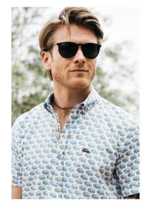 Camisa estampada campers y tablas de surf multicolor