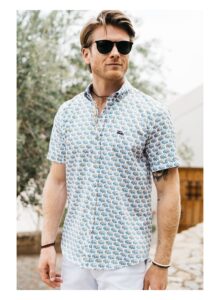 Camisa estampada campers y tablas de surf multicolor