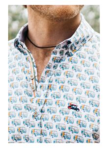Camisa estampada campers y tablas de surf multicolor