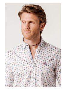 Camisa estampada hombre calaveras y guitarras multicolor