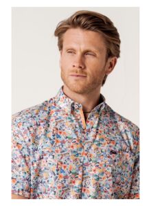 Camisa estampada hombre escenas veraniegas