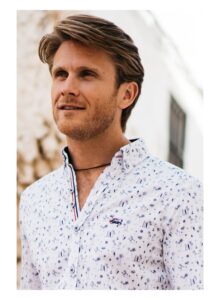 Camisa estampada palmeras y tablas de surf marino