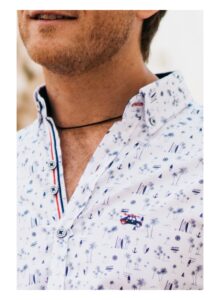 Camisa estampada palmeras y tablas de surf marino