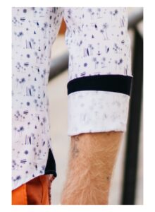 Camisa estampada palmeras y tablas de surf marino