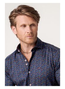 Camisa hombre regular fit estampado estrellas multicolor azul marino
