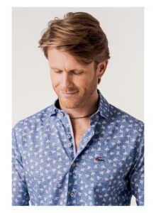 Camisa hombre regular fit estampado flores fondo azul